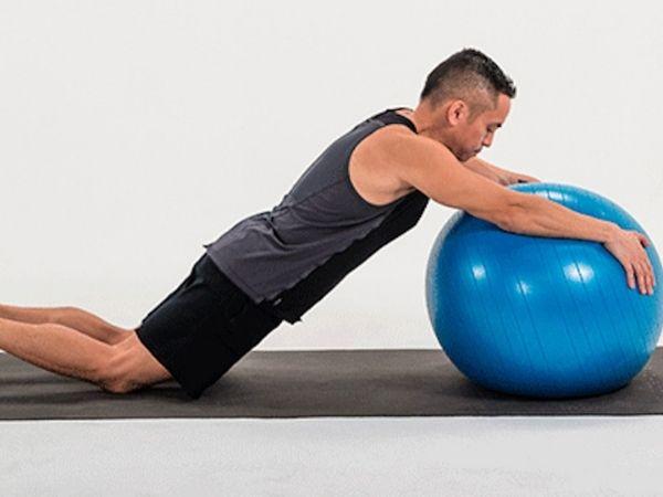 Động tác chống đẩy và co gối trên bóng cao su