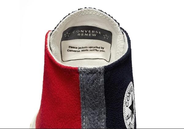 Phần sau gót giày kết hợp 3 màu đỏ, xám, đen từ những đôi giày thường gặp của Converse