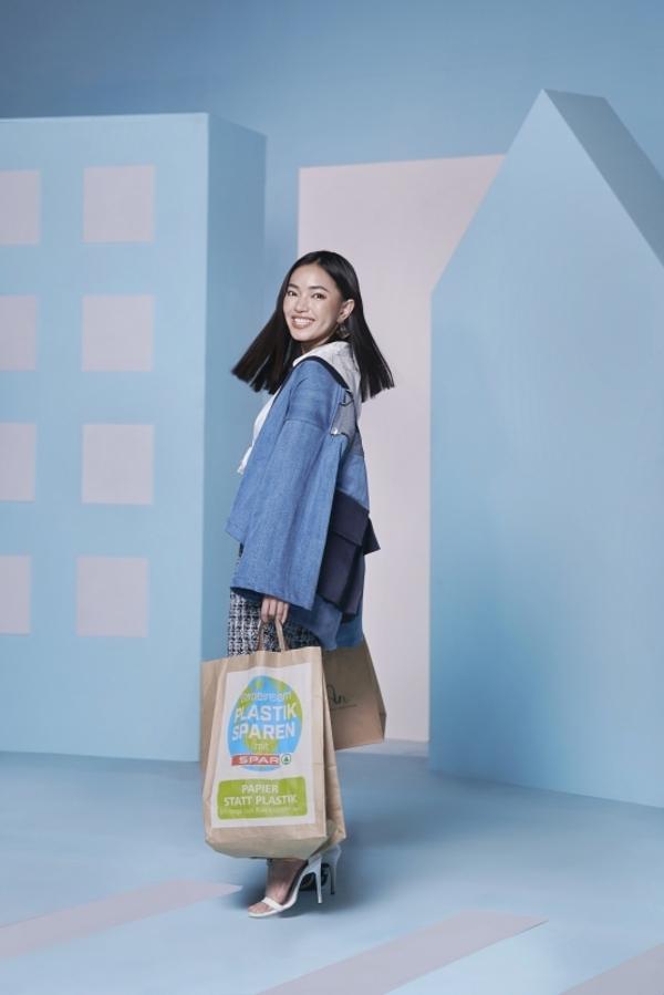 Fashionista Châu Bùi trong một sự kiện thời trang upcycling