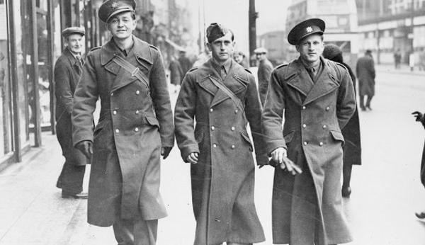 Tìm hiểu trench coat là gì? Lịch sử ra đời của áo trench coat nam