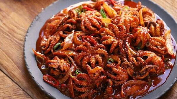 Bạch tuộc xào sả ớt - món ăn kèm tuyệt vời với rượu Soju