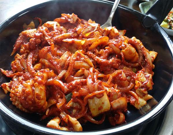Phi thơm sả tỏi rồi xào bạch tuộc