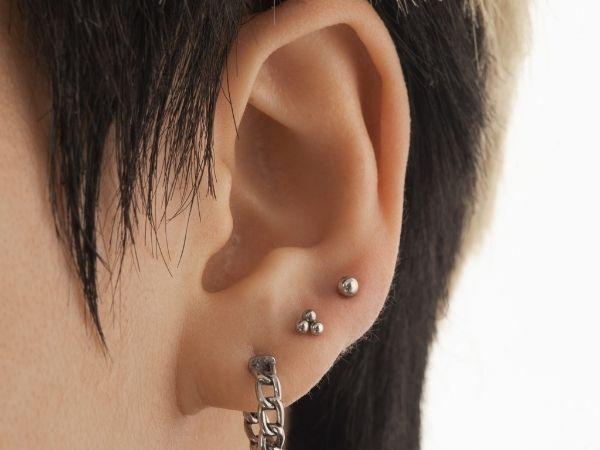 Cách xỏ khuyên tai an toàn cho nam