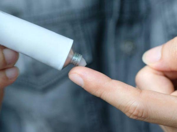 Bôi thuốc mỡ kháng viêm cho vùng mới xuyên