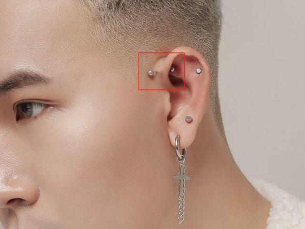 Xỏ khuyên tai vành trước cho nam  
