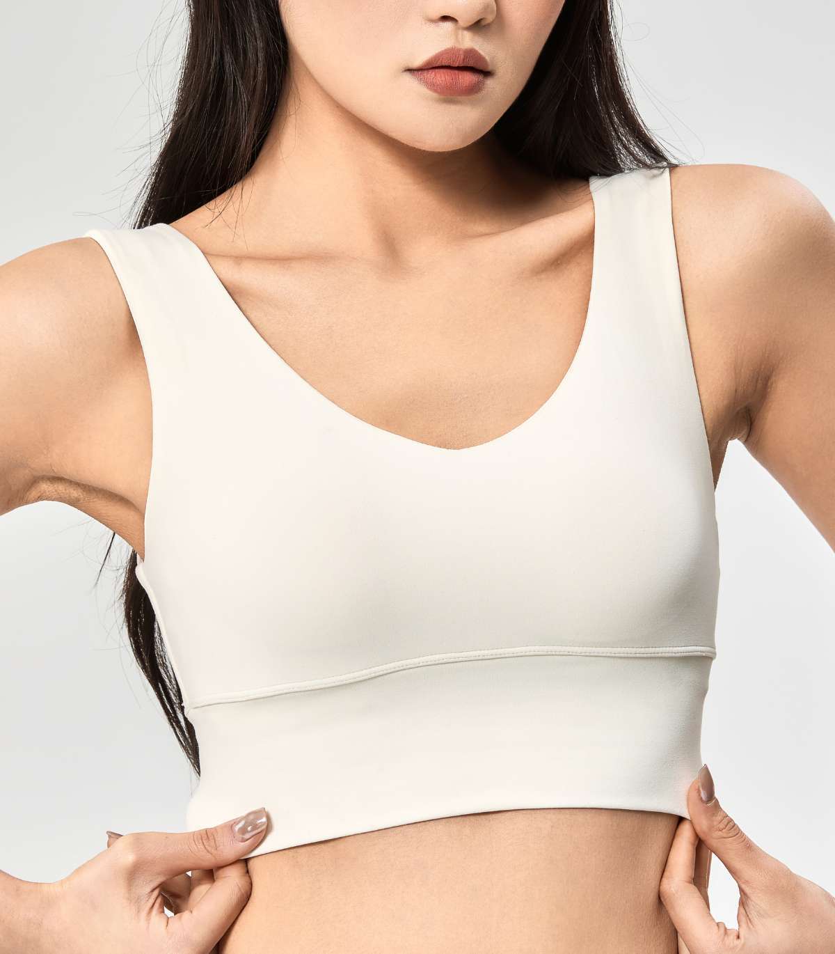 Cổ V ôm gọn dáng