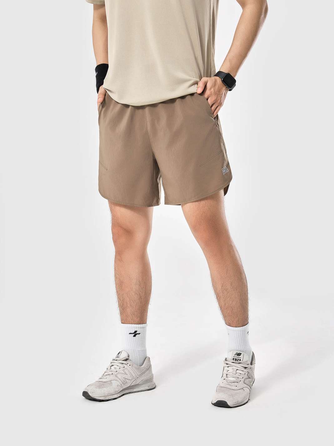 Product Image /image/May2025/quan-short-the-thao-nam-6-inch-tui-zipped-Nau_1.jpg
