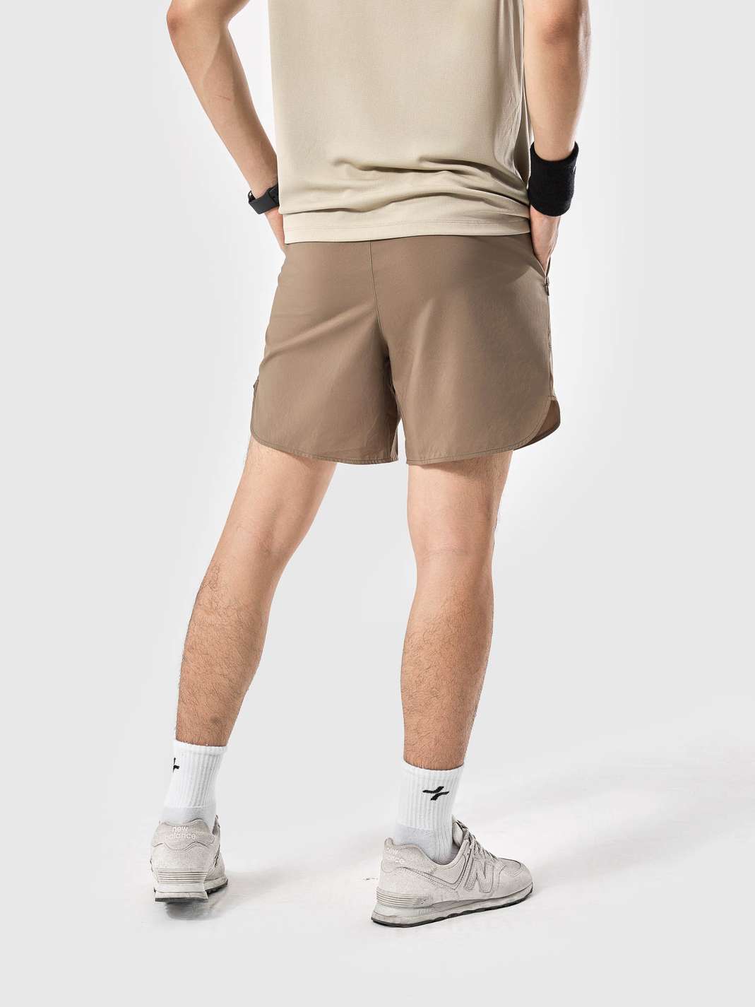 Product Image /image/May2025/quan-short-the-thao-nam-6-inch-tui-zipped-Nau_3.jpg
