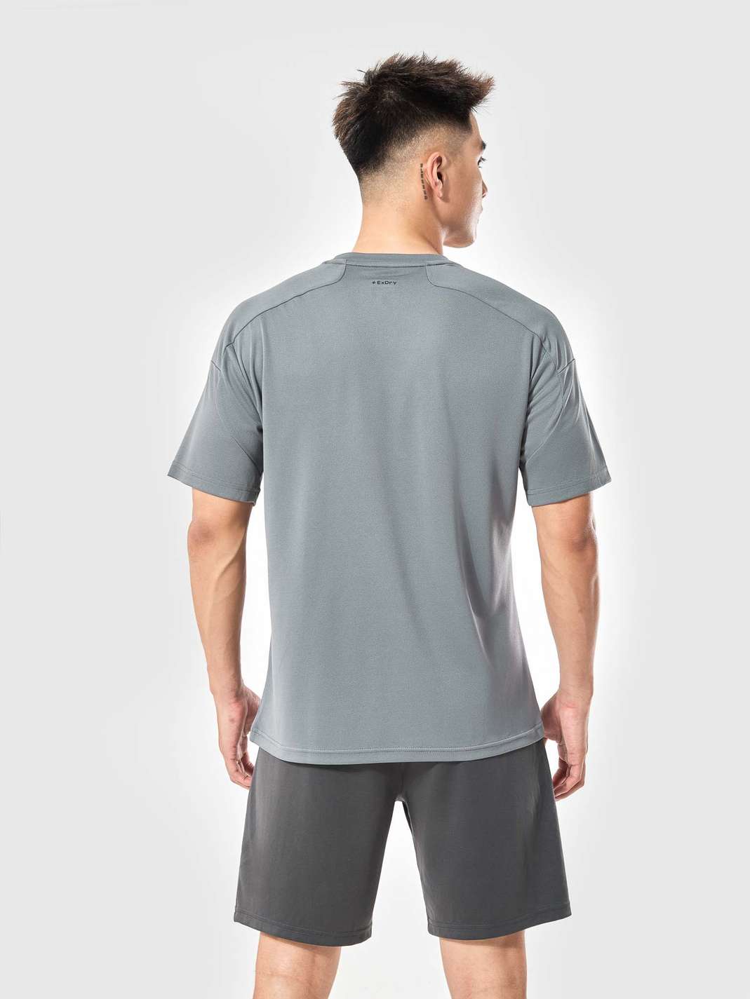 Product Image /image/May2025/t-shirt-the-thao-nam-flexline-active-v-neck--Xam_6.jpg