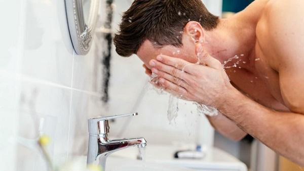 Rửa mặt từ 2 – 3 lần mỗi ngày, vào buổi sáng khi thức dậy, buổi trưa và buổi tối khi đi ngủ