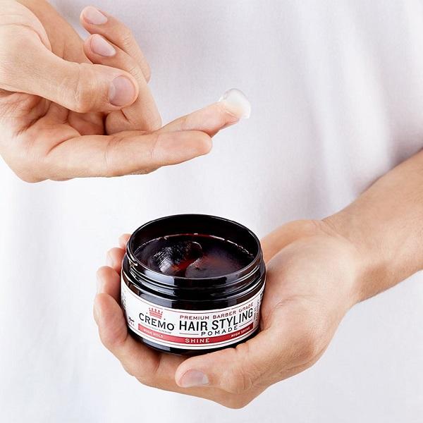 Bạn nên gội đầu ngay sau khi sử dụng xong gel vuốt tóc để tránh hóa chất thấm sâu vào da đầu