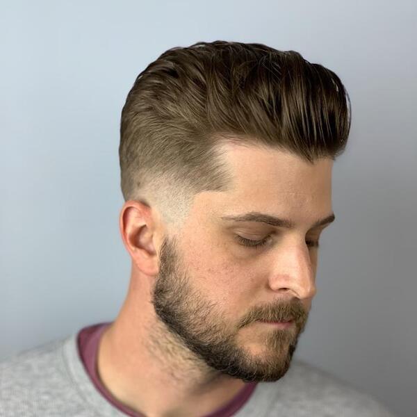 Pomade là sản phẩm tạo kiểu tóc cho nam, giúp giữ nếp và tạo độ bóng.