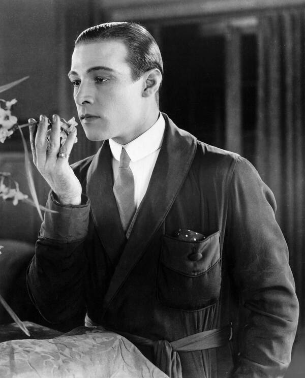 Nam diễn viên người Mỹ Rudolph Valentino.