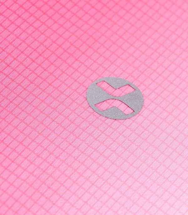 Logo phản quang và hình in nổi bật