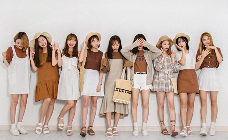 Nhóm người cùng mặc theo dress code