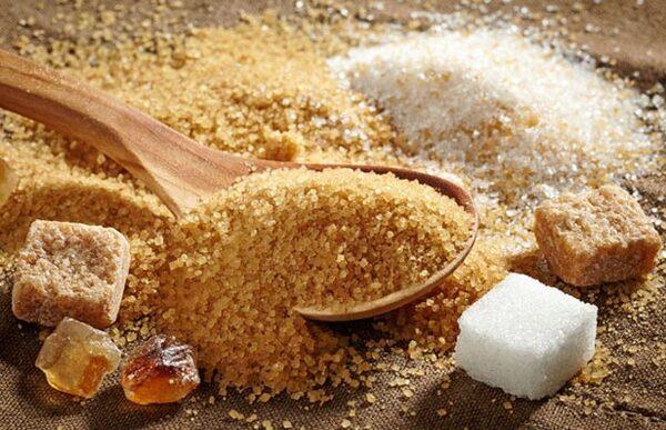 Tẩy tế bào chết bằng đường nâu giảm mụn lưng