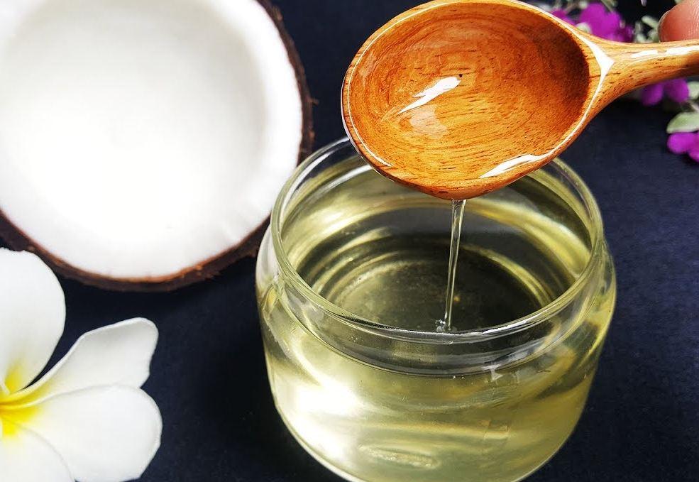 Sử dụng dầu dừa ngăn chặn tình trạng rụng tóc ở nam giới