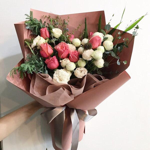 Bó hoa hồng rực rỡ, tượng trưng cho sự ấm áp, yêu thương, vui vẻ và hạnh phúc