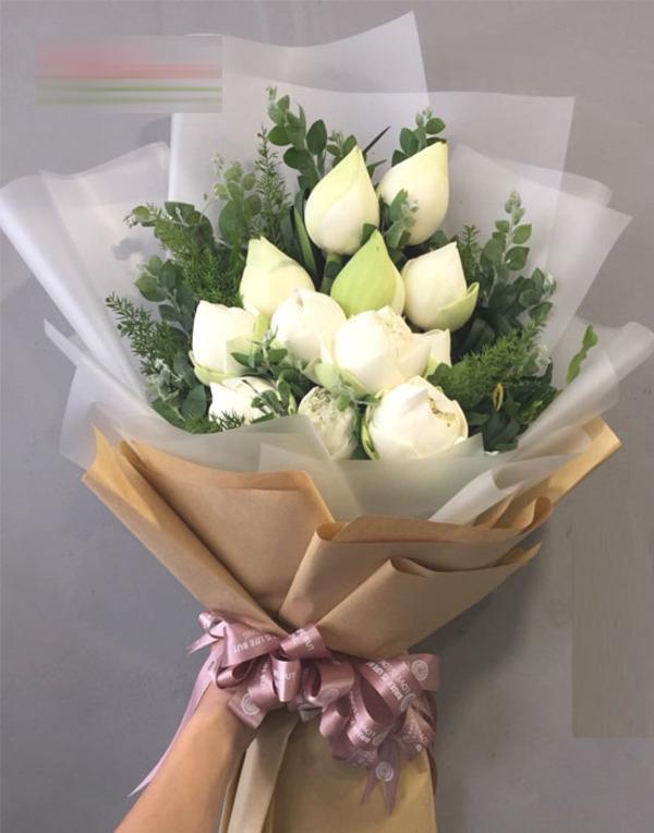 Hoa sen thể hiện sự thuần khiết, tinh khôi và thanh cao, phù hợp tặng thầy cô