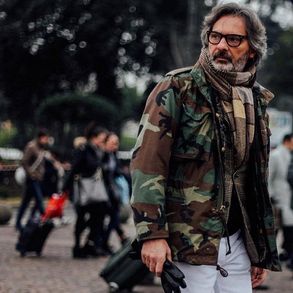 Công thức mix áo camo với quần chinos slim-fit bụi bặm