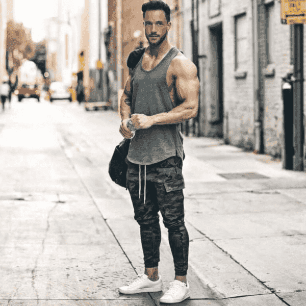Khoe khéo body nóng bỏng trong item quần jogger camo và áo tank top