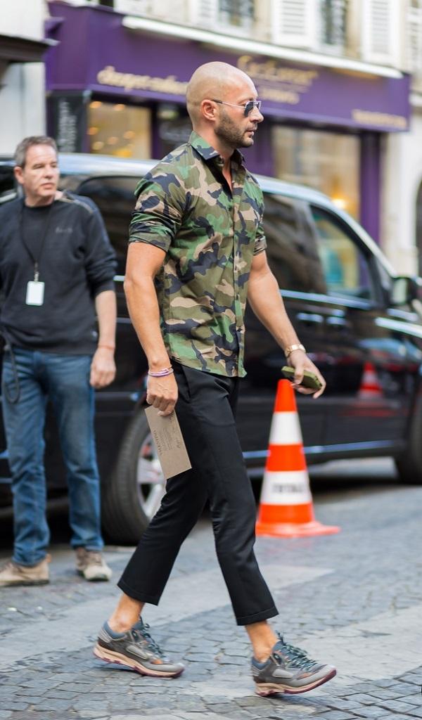 Áo sơ mi camouflage kết hợp với quần âu lạnh lùng, cá tính