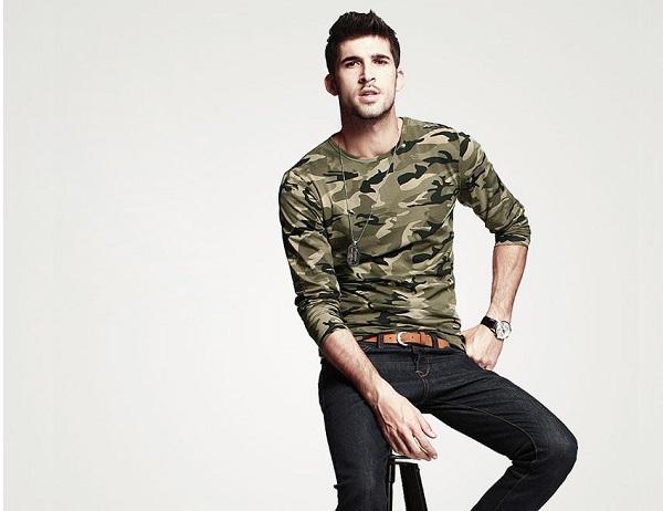 Áo camo và quần jeans cá tính